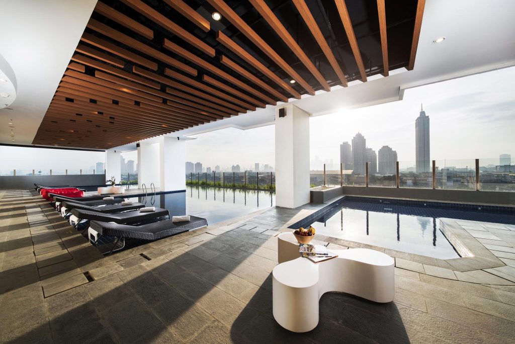 pool-dumastay-skycrapers-view
